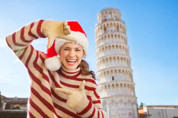 Mulher em Santa chapéu enquadrando com as mãos perto de Leaning Tour of Pisa — Fotografia de Stock