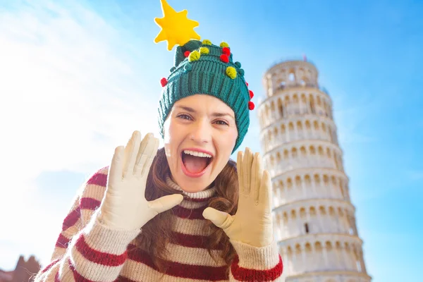 Vrouw in kerstboom hoed schreeuwen voor leunend Tour — Stockfoto