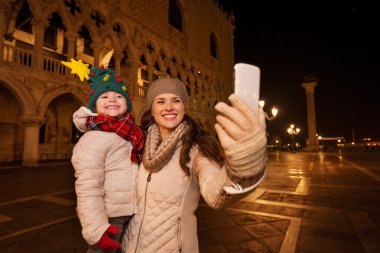 Selfie Piazza San Marco üzerinde akşam alarak çocuk ile anne