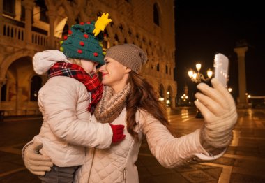 Anne ve çocuk Piazza San Marco selfie çekerken sarılma