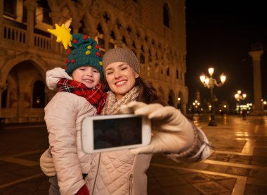Anne ve çocuk selfie Piazza San Marco Venedik taking