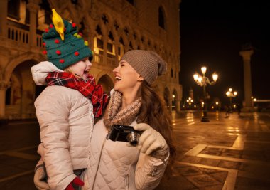 Kamera ve Piazza San Marco Venedik çocuk mutlu anne