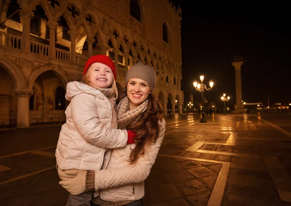 Mãe e criança em pé na Piazza San Marco à noite — Fotografia de Stock