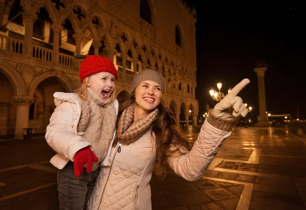 Mãe apontando algo para a criança na Piazza San Marco — Fotografia de Stock