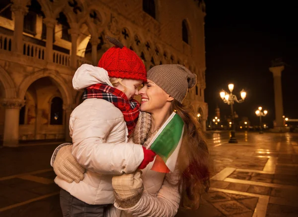 母亲和儿童提供在威尼斯圣马克广场上的意大利国旗 — 图库照片