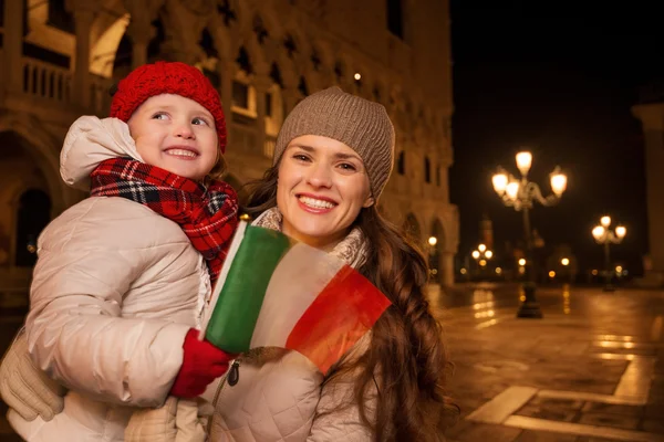 Mãe e criança com bandeira italiana na Piazza San Marco em Veneza — Fotografia de Stock