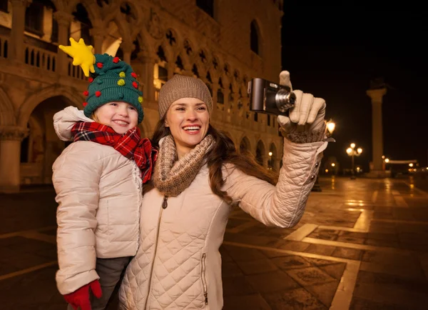 Счастливая мать и ребенок фотографируются на площади Сан-Марко, Венице — стоковое фото