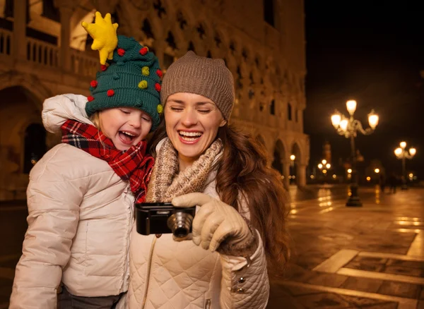 Mor och barn ser på foton på Piazza San Marco i Venedig — Stockfoto