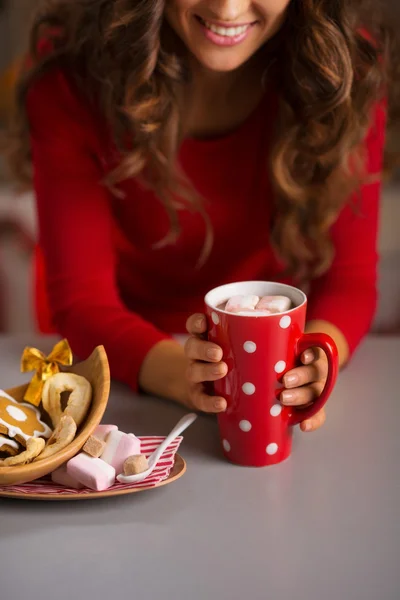 Mujer tomando una taza de chocolate caliente y dulces de Navidad. Primer plano. — Foto de Stock