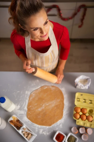 Hemmafru med brödkavel matlagning Christmas cookie i kök — Stockfoto