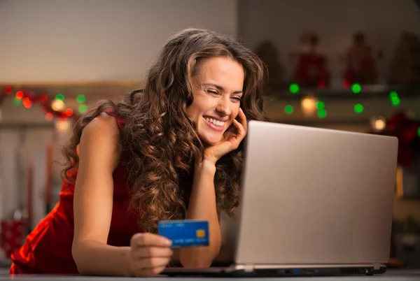 Mulher com cartão de crédito escolhendo presentes de Natal no laptop — Fotografia de Stock