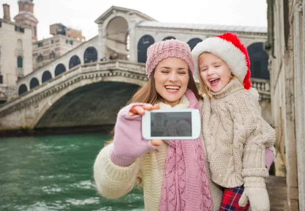 Szczęśliwą matką i dzieckiem w Santa Hat biorąc selfie w Wenecji — Zdjęcie stockowe