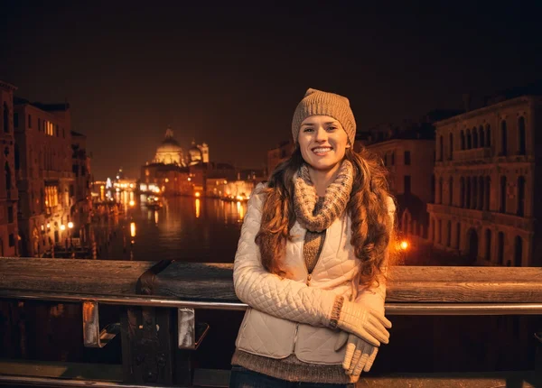 Happy young woman standing on a bridge overlooking Grand canal — Stock Photo, Image