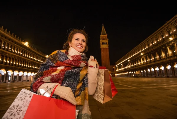 Kvinna i vinterrock med påsar på Piazza San Marco — Stockfoto