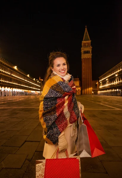 Kobieta w płaszcz zimowy z torby na zakupy na Piazza San Marco — Zdjęcie stockowe
