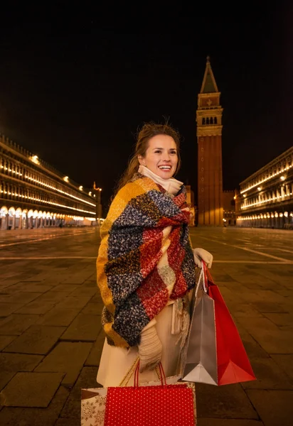 Mujer con bolsas de compras en Piazza San Marco por la noche, Venecia —  Fotos de Stock