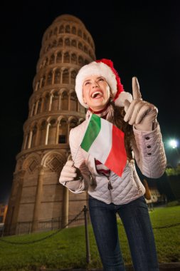 Noel Baba şapkası ile İtalyan bayrağı yukarı dönük kadında. Pisa, İtalya