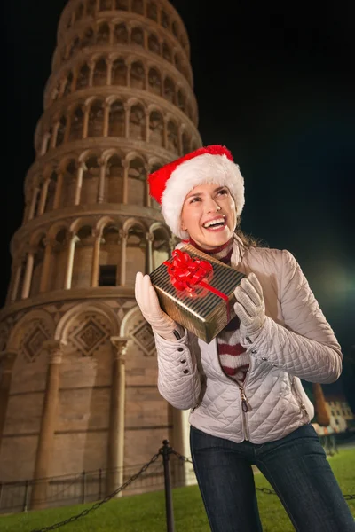 Femme secouant boîte cadeau de Noël près de la tour penchée de Pise — Photo