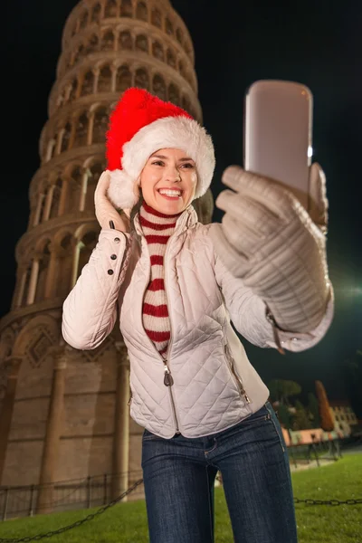 Lycklig kvinna i Santa mössa med selfie nära lutande tornet, Pisas — Stockfoto