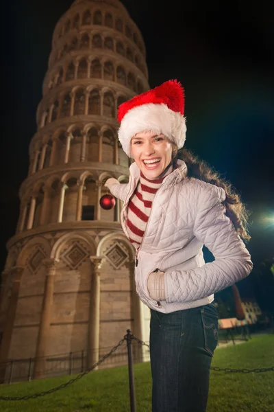 Mujer feliz decoración Torre inclinada de Pisa con bola de Navidad —  Fotos de Stock