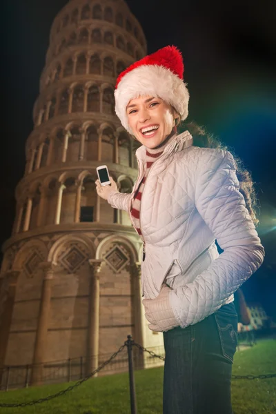 Kadında Santa şapka alarak fotoğraf Leaning Tower of Pisa, İtalya — Stok fotoğraf