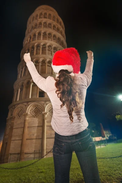 Kvinna i Santa hatt jubel nära lutande tornet i Pisa, Italien — Stockfoto