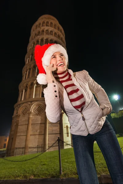 Žena v Santa hat mluvící mobil poblíž šikmou věž, Pisa — Stock fotografie