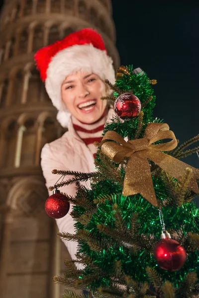 Κινηματογράφηση σε πρώτο πλάνο στο χριστουγεννιάτικο δέντρο στα χέρια της γυναίκας. Πίζα, Ιταλία — Φωτογραφία Αρχείου