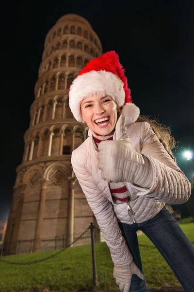 Chapeau femme au Père Noël montrant pouces vers le haut près de la tour penchée de Pise — Photo
