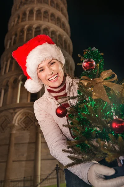 Kvinna i Santa mössa med julgran nära lutande tornet, Pisas — Stockfoto