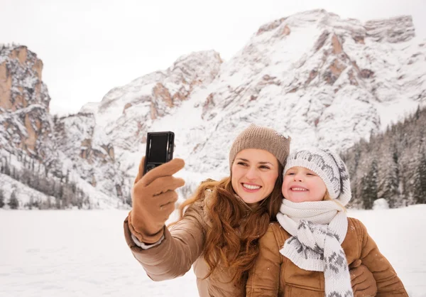 Mutter und Kind machen Selfie zwischen schneebedeckten Bergen — Stockfoto