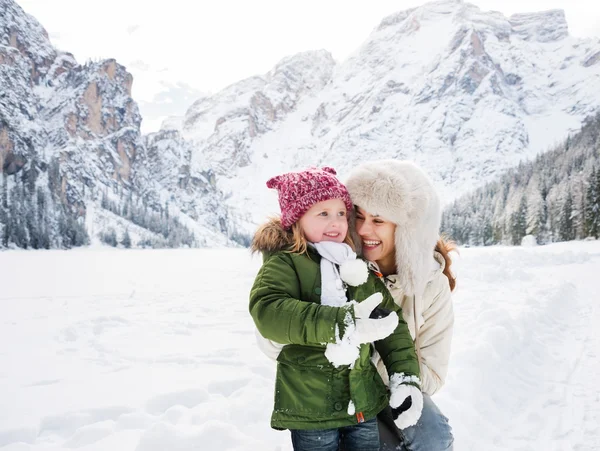 Madre e hijo jugando al aire libre frente a las montañas nevadas — Foto de Stock