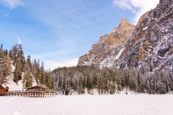 Calma paesaggio invernale con maestose montagne innevate — Foto Stock