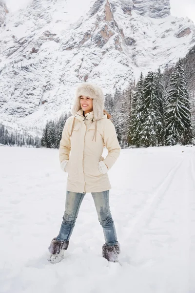 Mulher de casaco branco e chapéu de pele em pé no inverno ao ar livre — Fotografia de Stock
