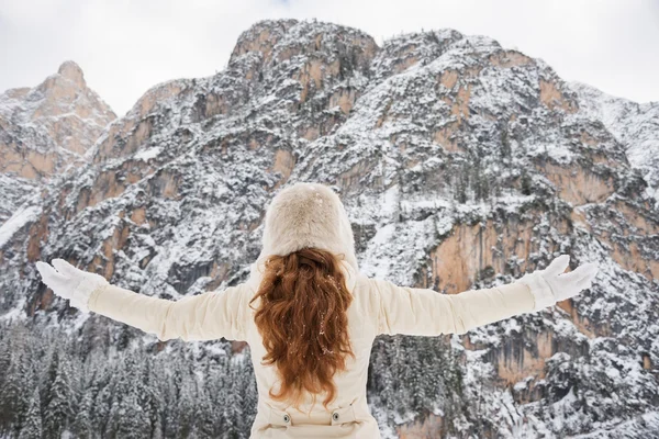 Visto por trás jovem mulher se alegrando no inverno ao ar livre — Fotografia de Stock