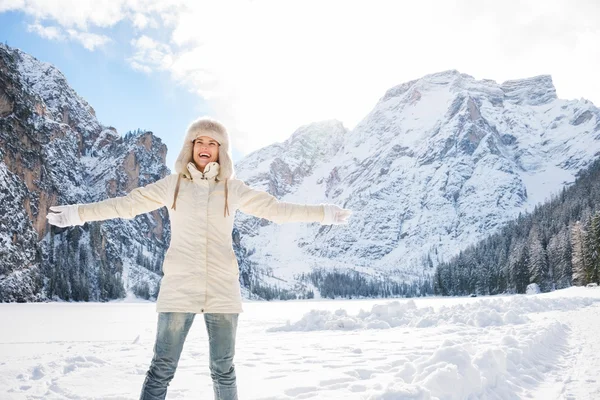 Feliz joven mujer de pie en invierno al aire libre y regocijo — Foto de Stock