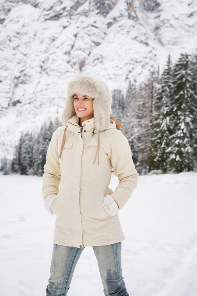 Woman in white coat and fur hat standing in winter outdoors — Stock Photo, Image