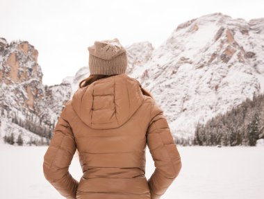 Açık havada karla kaplı dağlar arayan kadın arkasından gördüm