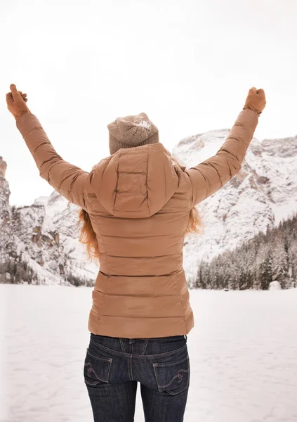 Vu de derrière femme au milieu de montagnes enneigées se réjouissant — Photo