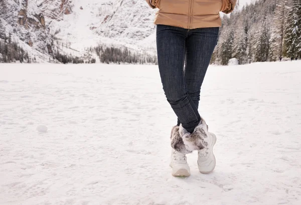 Closeup on legs of woman outdoors among snow-capped mountains — Stock Photo, Image