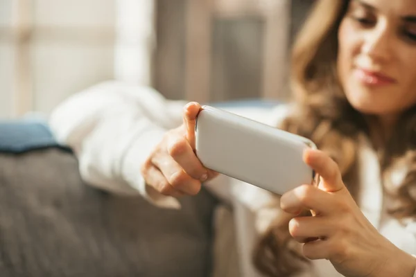 Nahaufnahme einer jungen Frau, die mit dem Smartphone spielt — Stockfoto