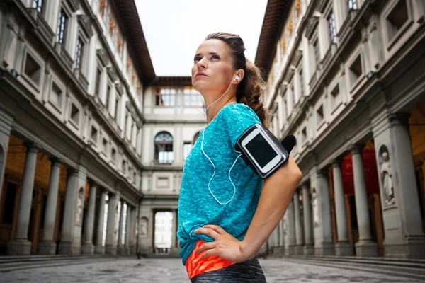 Young sporty female staying in front of Uffizi gallery, Florence — Φωτογραφία Αρχείου