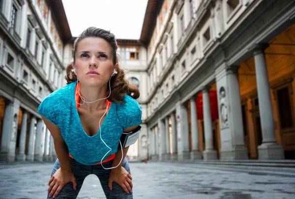 Sporty woman catching breath in front of Uffizi gallery — Stockfoto