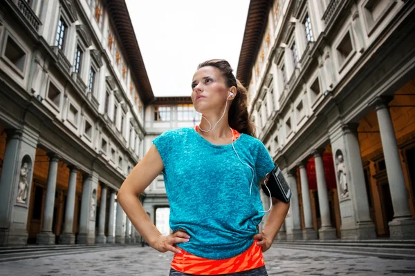 Fitness jovem mulher desportiva na frente da galeria Uffizi, Florença — Fotografia de Stock