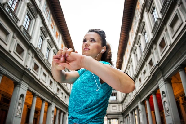 Fitness jovem que se estende ao lado da galeria Uffizi, Florença — Fotografia de Stock