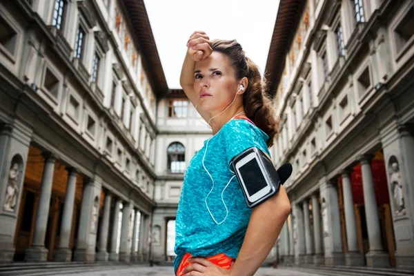 Mujer deportiva con auriculares que captan la respiración —  Fotos de Stock