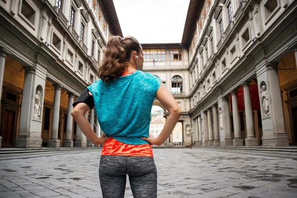 Sporty female staying in front of Uffizi gallery, Florence — Stock fotografie