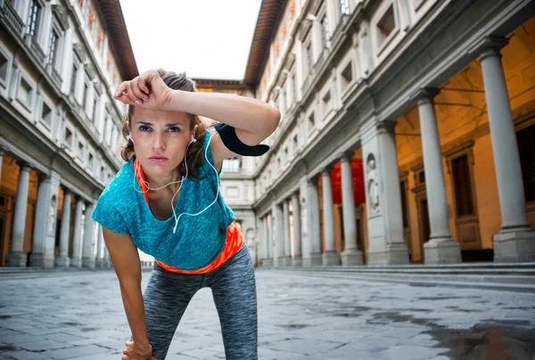 Jovem fitness feminino está pegando respirar ao lado da galeria Uffizi — Fotografia de Stock