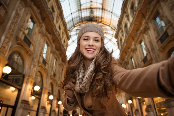 Shopper donna scattare selfie in Galleria Vittorio Emanuele II — Foto Stock
