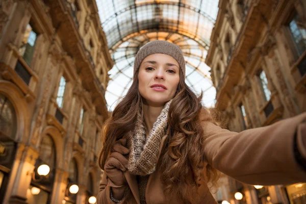 Glamour nő vesz selfie a Galleria Vittorio Emanuele II — Stock Fotó